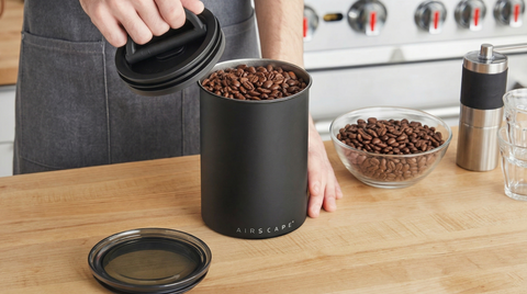 Boite airscape contenant du café grains, pour conserver tous les arômes du café