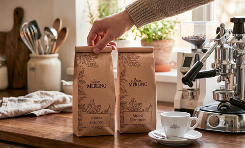 Moka Sidamo et Moka Djimmah BIO — deux cafés éthiopiens dans leur poche craft posée sur un plan de travail, torréfié par Maison Merling
